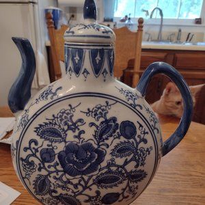 Asian decanter/ teapot